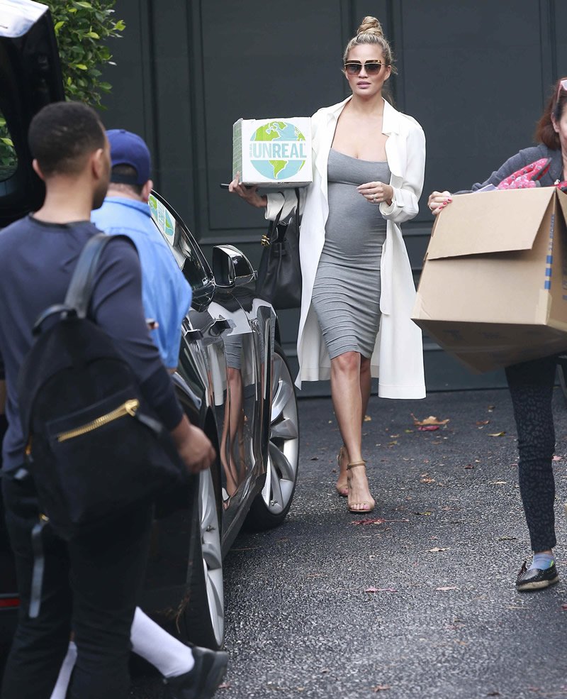 Chrissy-Teigen-Pokies-5