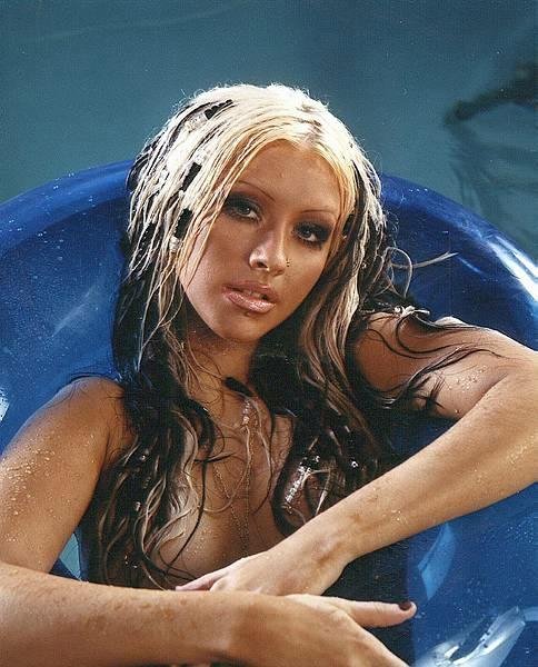Christina-Aguilera-Topless-19