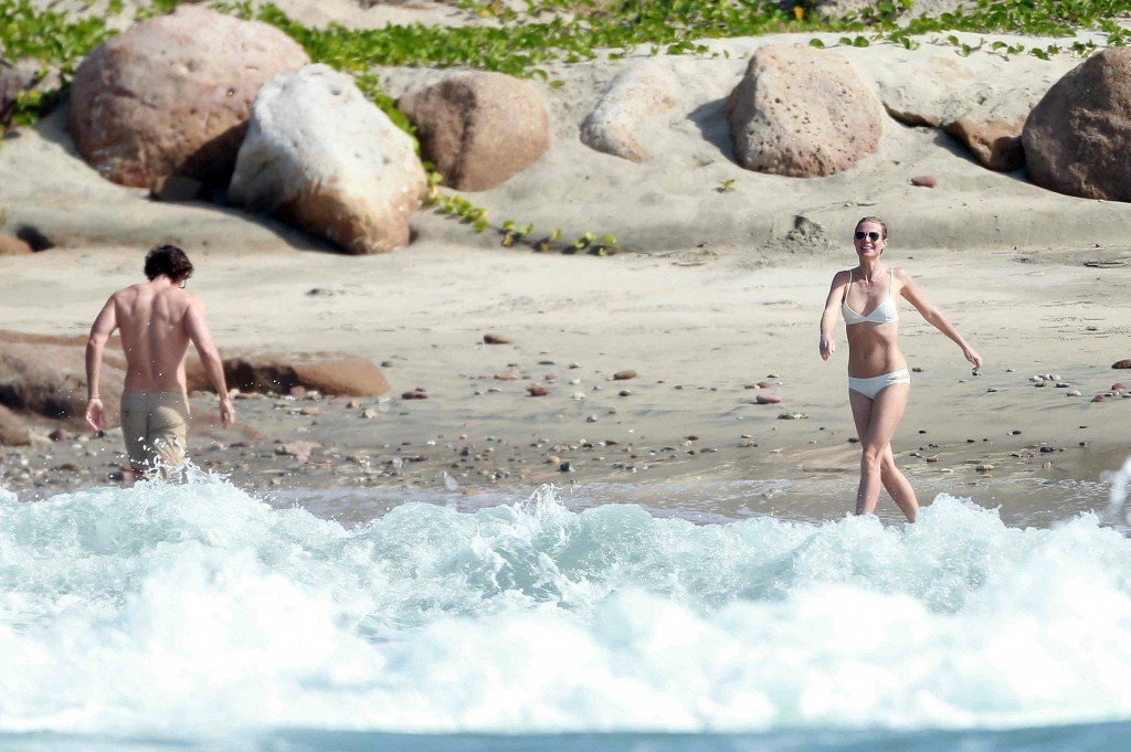 Gwyneth-Paltrow-in-a-Bikini-1