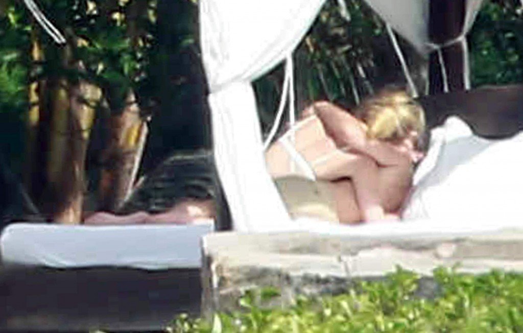 Gwyneth-Paltrow-in-a-Bikini-13