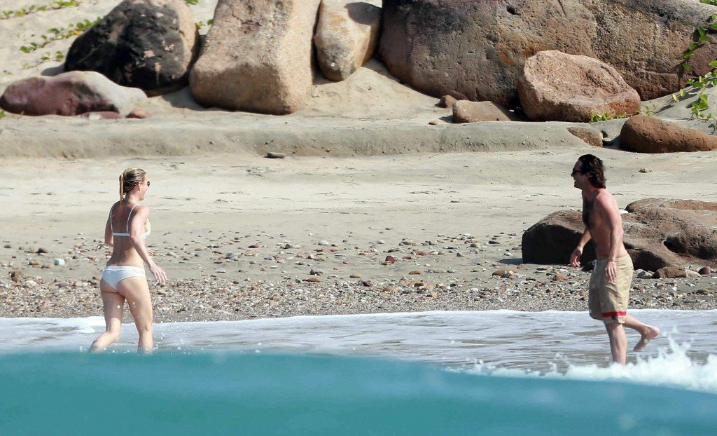 Gwyneth-Paltrow-in-a-Bikini-14