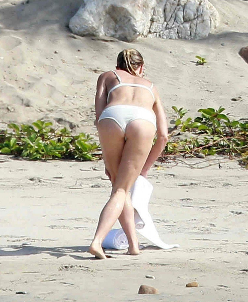 Gwyneth-Paltrow-in-a-Bikini-15