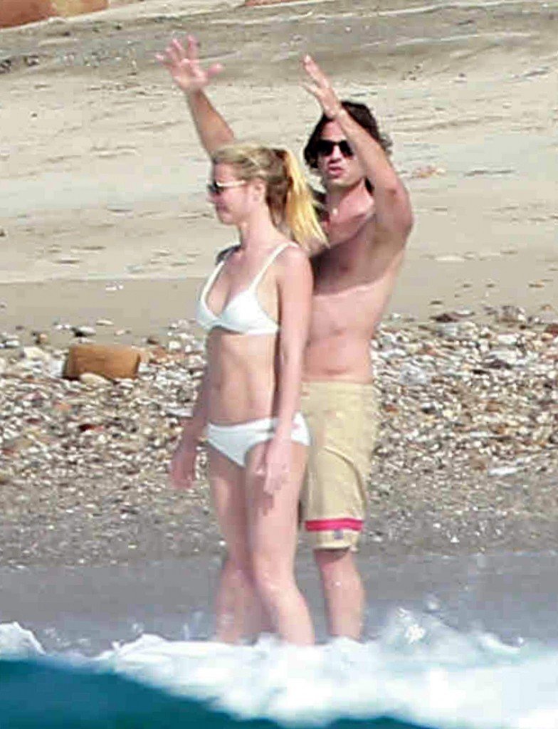 Gwyneth-Paltrow-in-a-Bikini-6