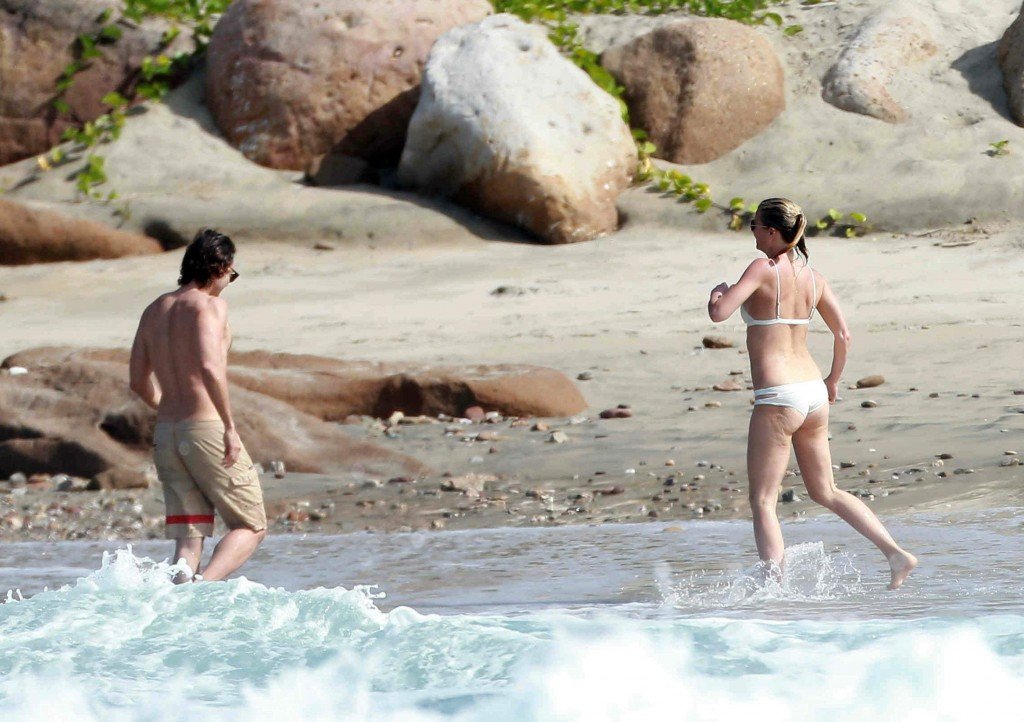 Gwyneth-Paltrow-in-a-Bikini-8