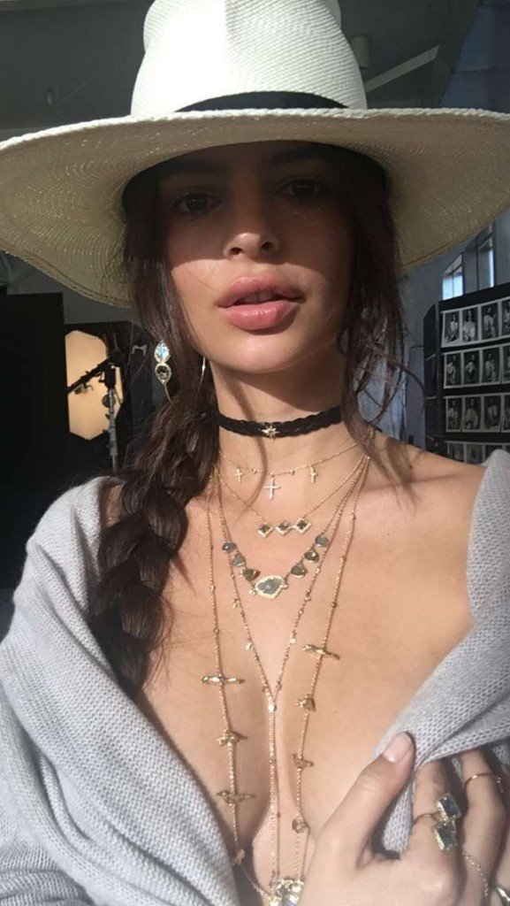 Emily Ratajkowski Cleavage2