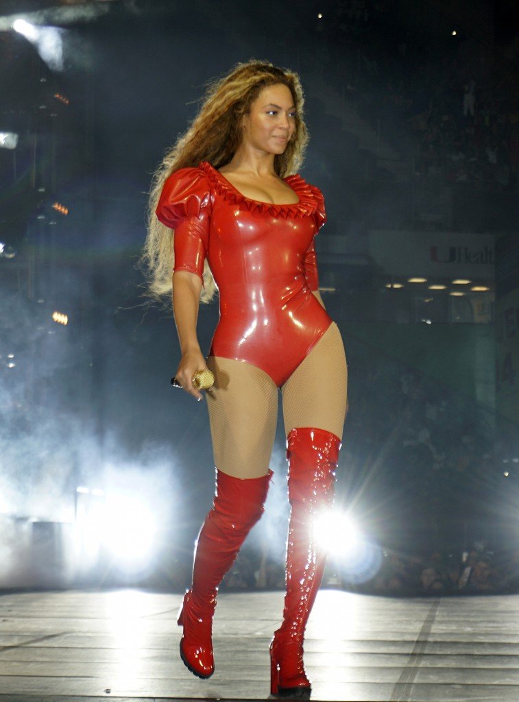 207117 INF/Starface 2016-04-27 Florida Miami Etats-Unis Premier concert de Beyonce après la sortie de son nouvel album "Lemonade". EXCLUSIVE TO INF. April 27, 2016: After some controversy surrounding her "Lemonade" album, Beyonce performs during the first stop on her Formation World Tour at Marlins Park in Miami. The superstar wore a nuber of sexy outfits throughout the concert, including a red vinyl corset and knee high boots combination, and even went barefoot during one of the final songs. EXCLUSIVE Knowles, Beyonce ("Destiny's Child")
