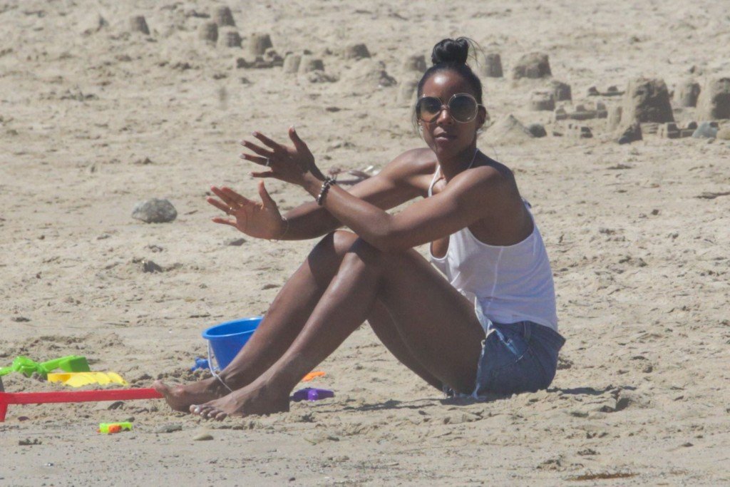 Kelly Rowland Braless 31