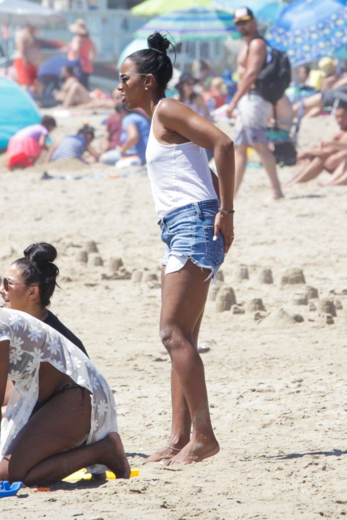 Kelly Rowland Braless 6
