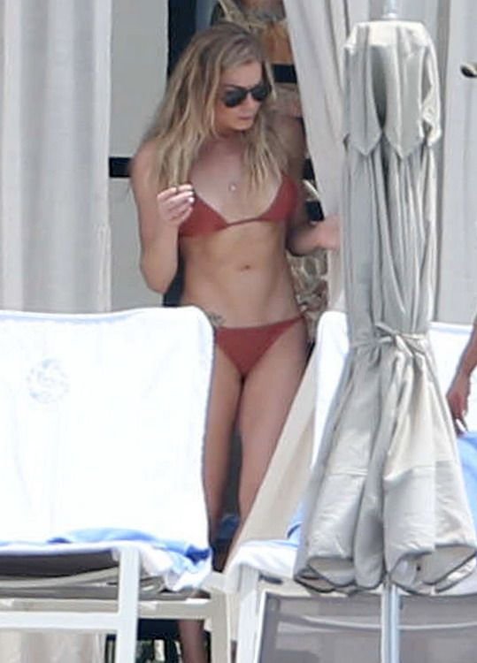 LeAnn Rimes in a Bikini 22