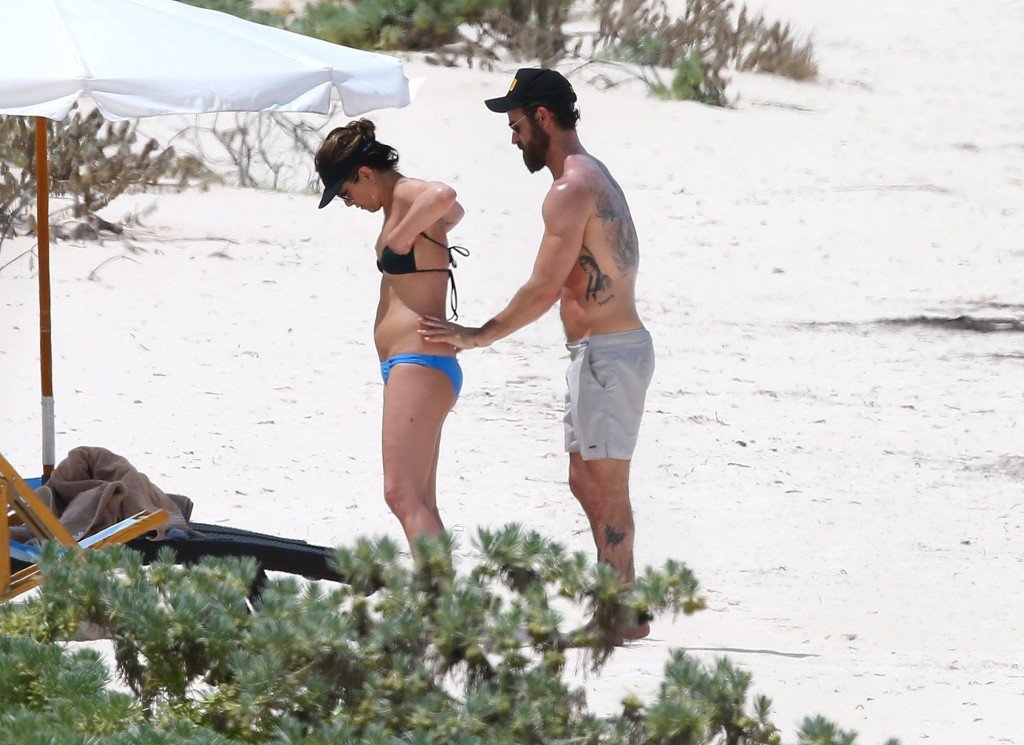 Jennifer Aniston in a Bikini 28