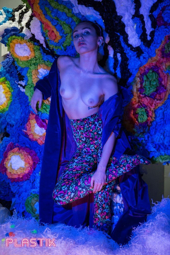 Майли Сайрус - Plastik Magazine 1