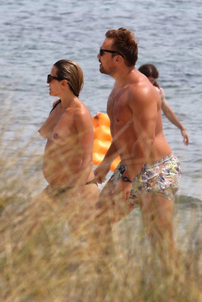Zoe Hardman Topless 23