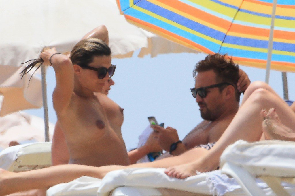 Zoe Hardman Topless 33