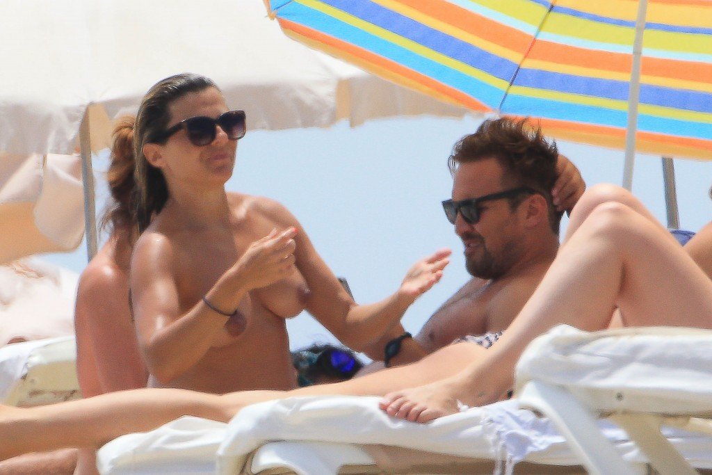 Zoe Hardman Topless 46