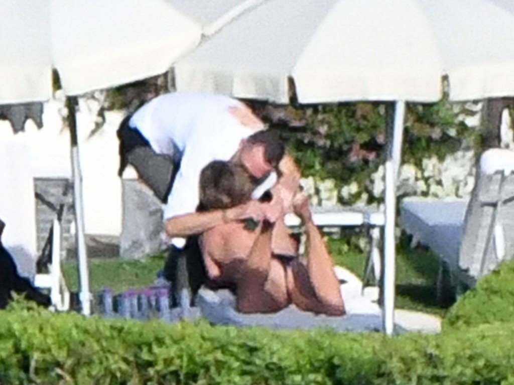 Jennifer Aniston Sexy & Topless 11