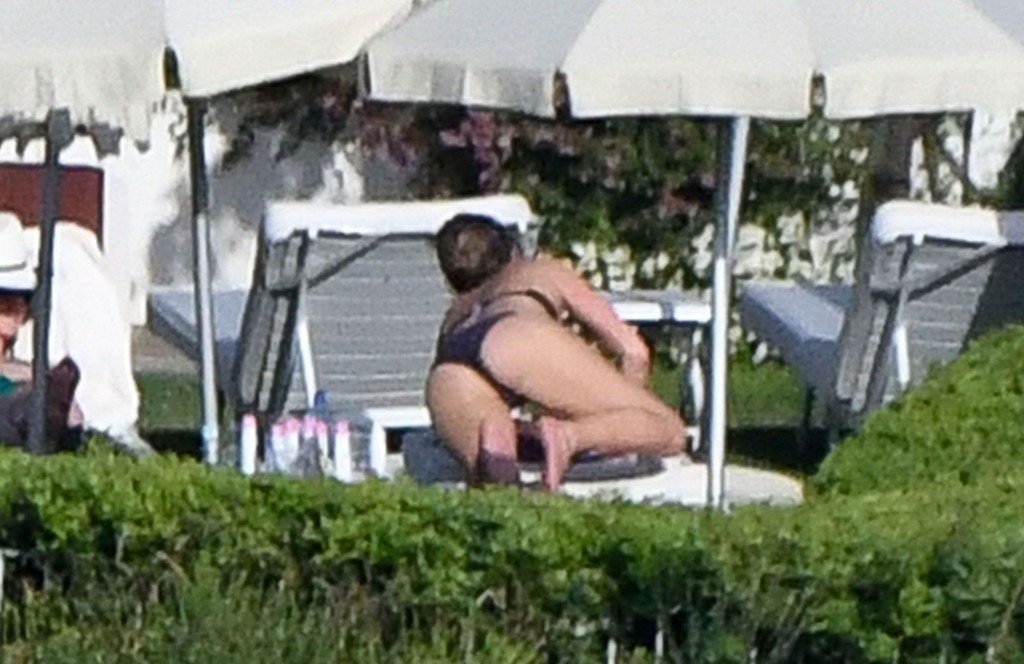 Jennifer Aniston Sexy & Topless 13