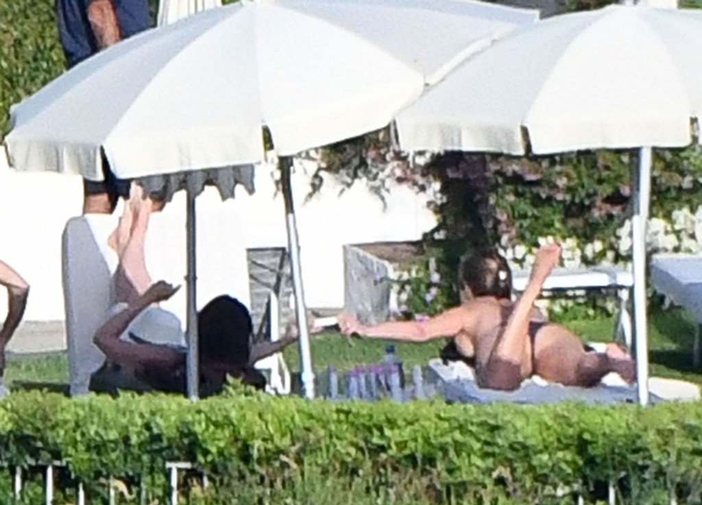 Jennifer Aniston Sexy & Topless 14
