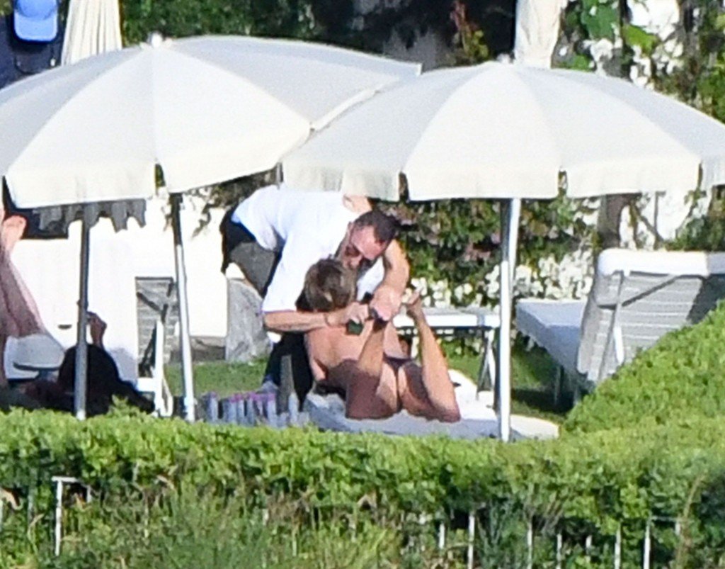 Jennifer Aniston Sexy & Topless 24