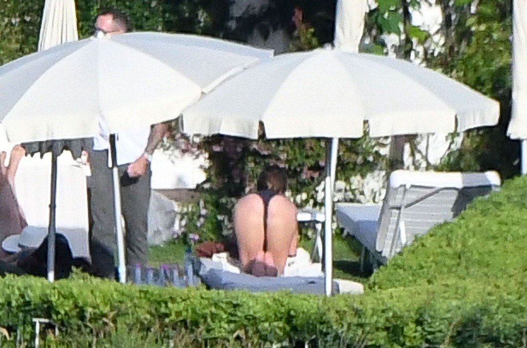 Jennifer Aniston Sexy & Topless 26