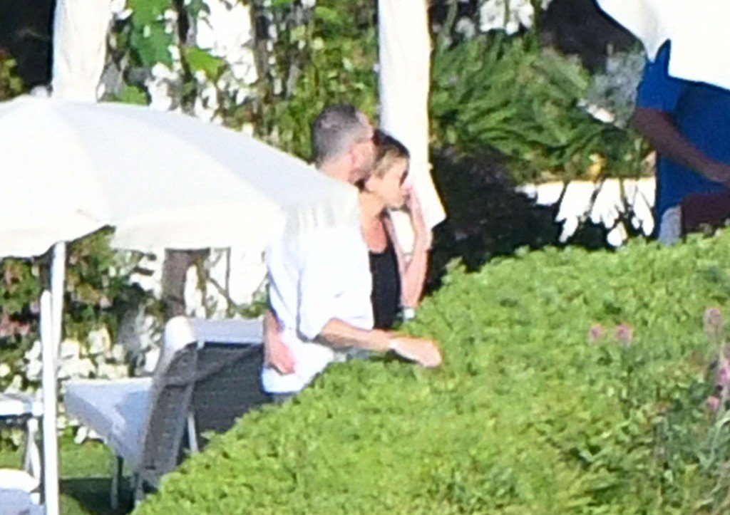 Jennifer Aniston Sexy & Topless 29