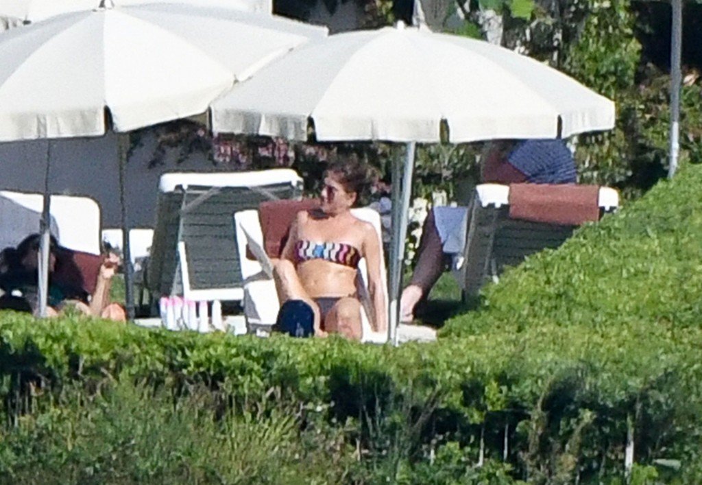 Jennifer Aniston Sexy & Topless 41