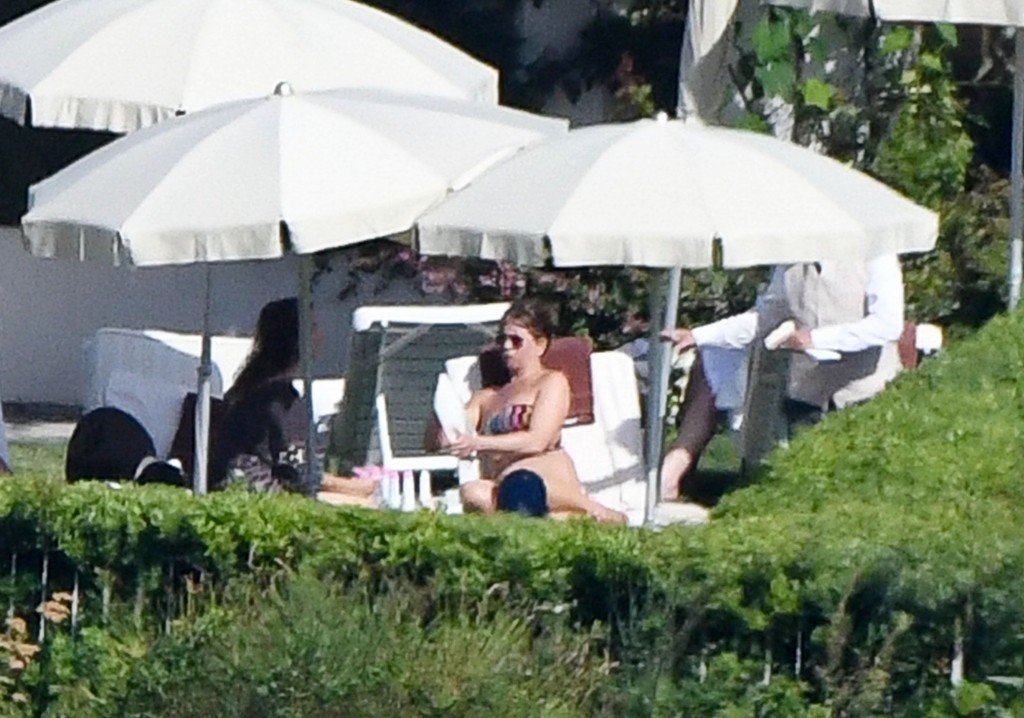 Jennifer Aniston Sexy & Topless 42