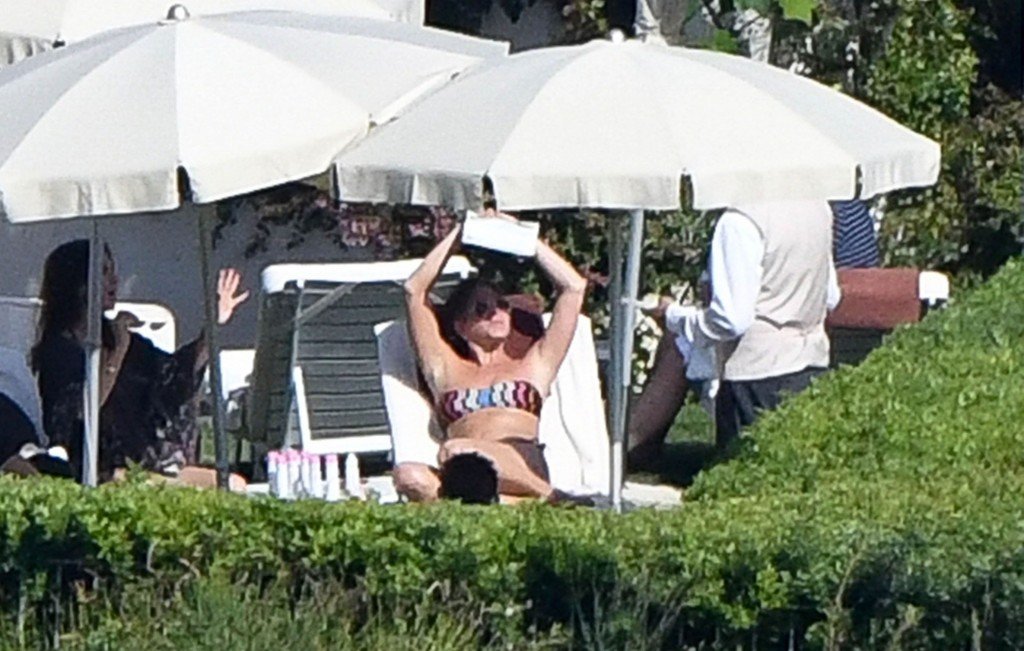 Jennifer Aniston Sexy & Topless 43