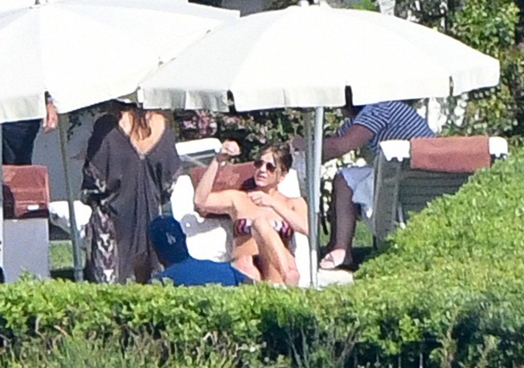 Jennifer Aniston Sexy & Topless 48
