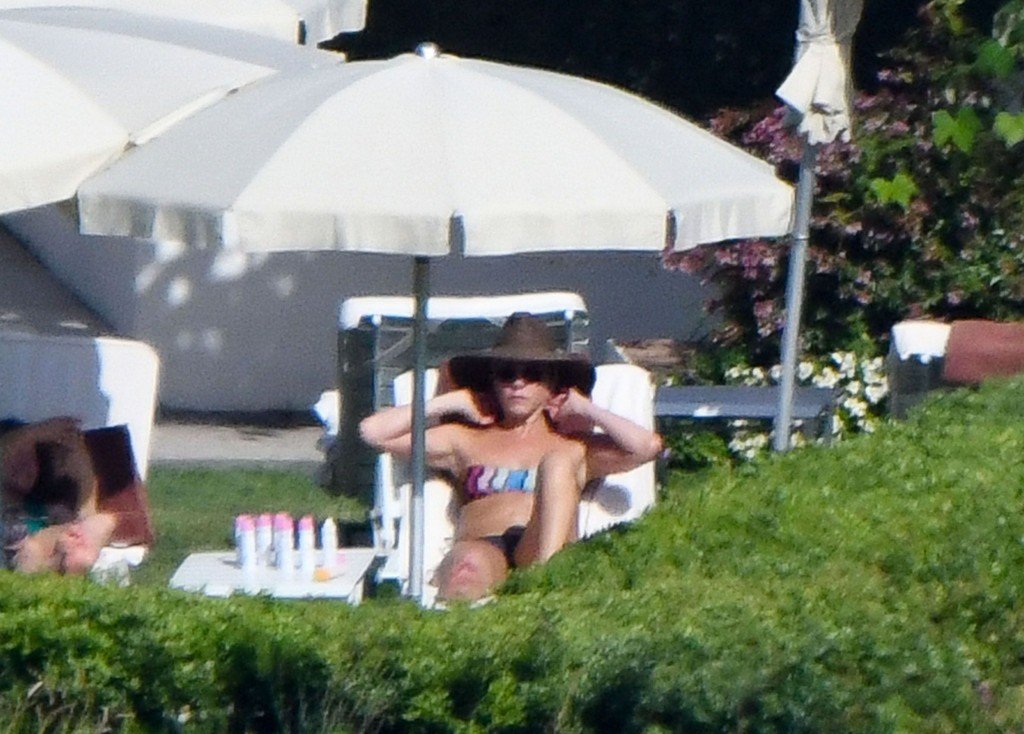 Jennifer Aniston Sexy & Topless 51