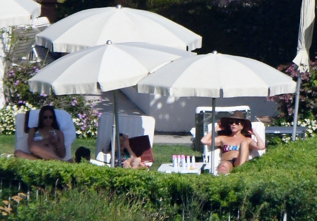 Jennifer Aniston Sexy & Topless 52