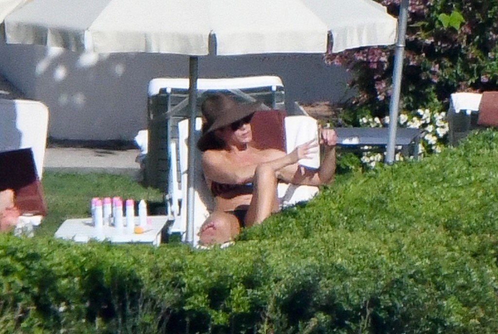 Jennifer Aniston Sexy & Topless 54