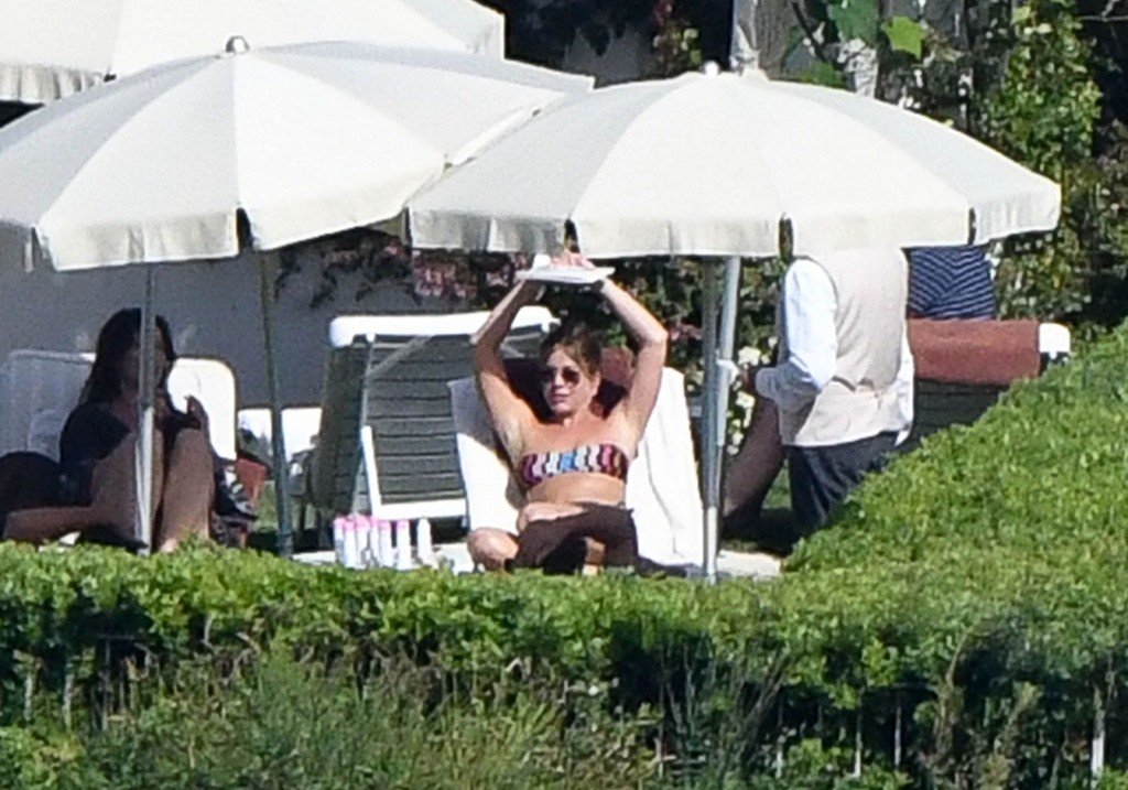 Jennifer Aniston Sexy & Topless 57