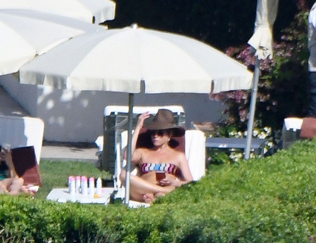 Jennifer Aniston Sexy & Topless 59