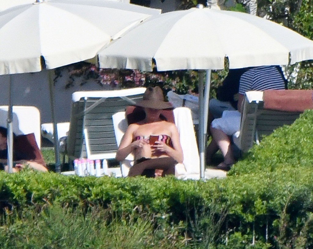 Jennifer Aniston Sexy & Topless 61