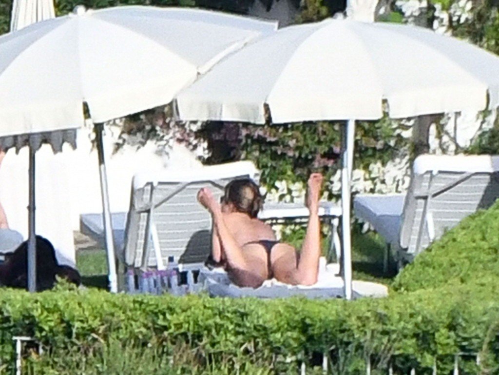 Jennifer Aniston Sexy & Topless 8