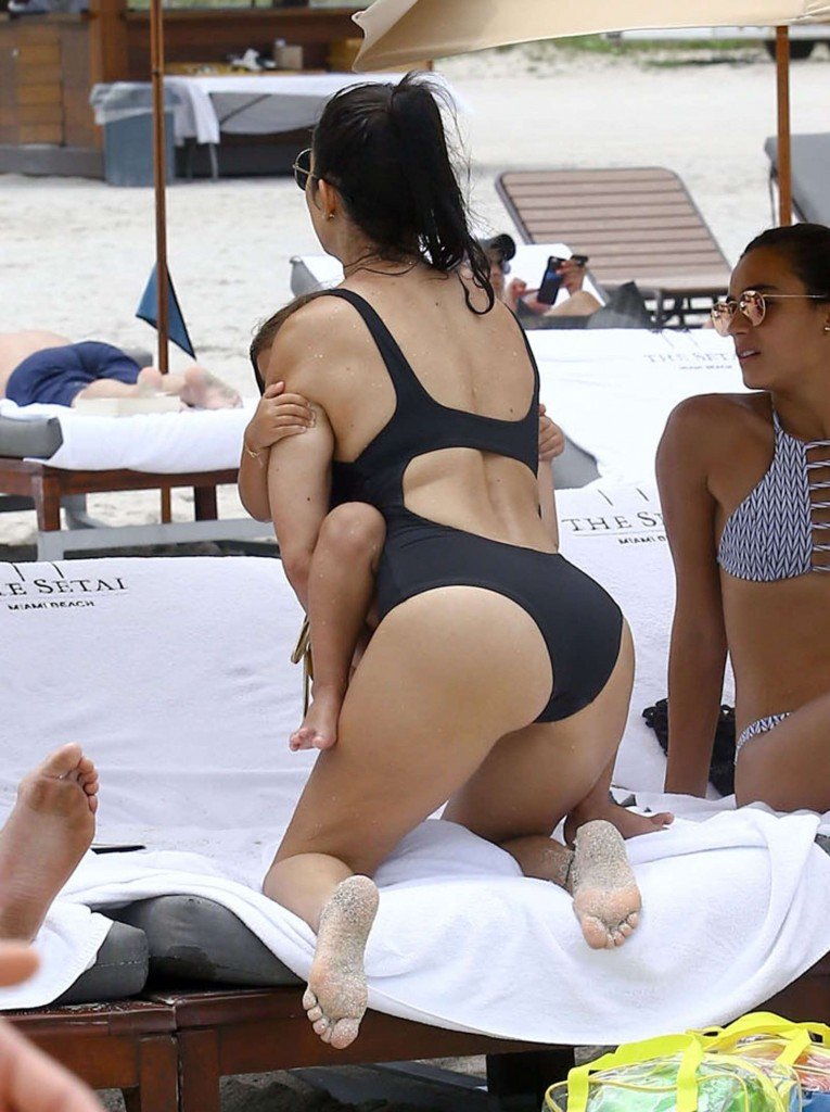 Kourtney Kardashian Sexy 1