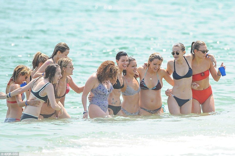 blake-lively-areola-peek2