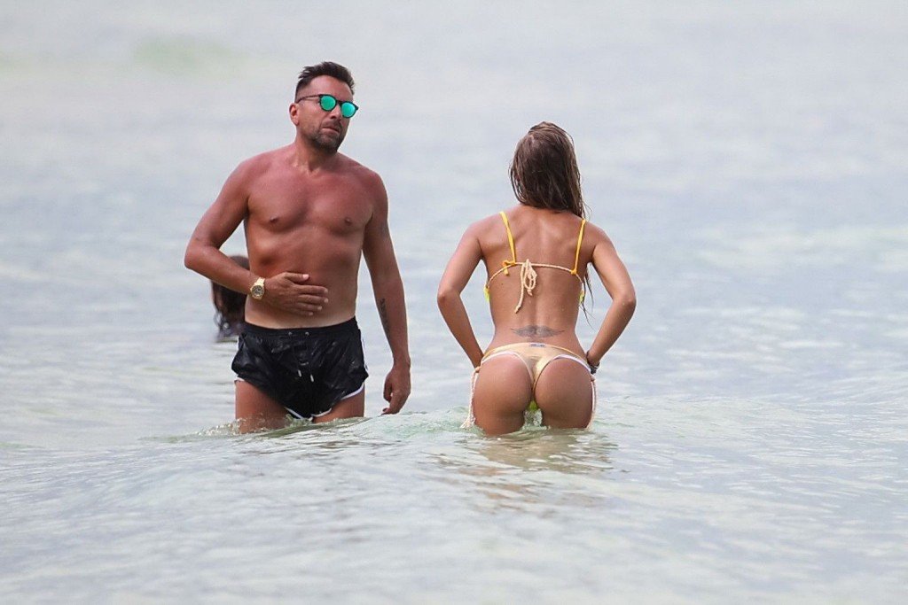 Laura Cremaschi Sexy & Topless 11