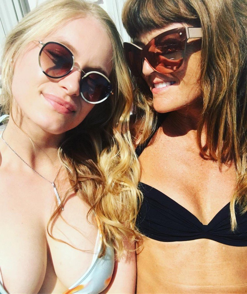 Leven Rambin Cleavage 2