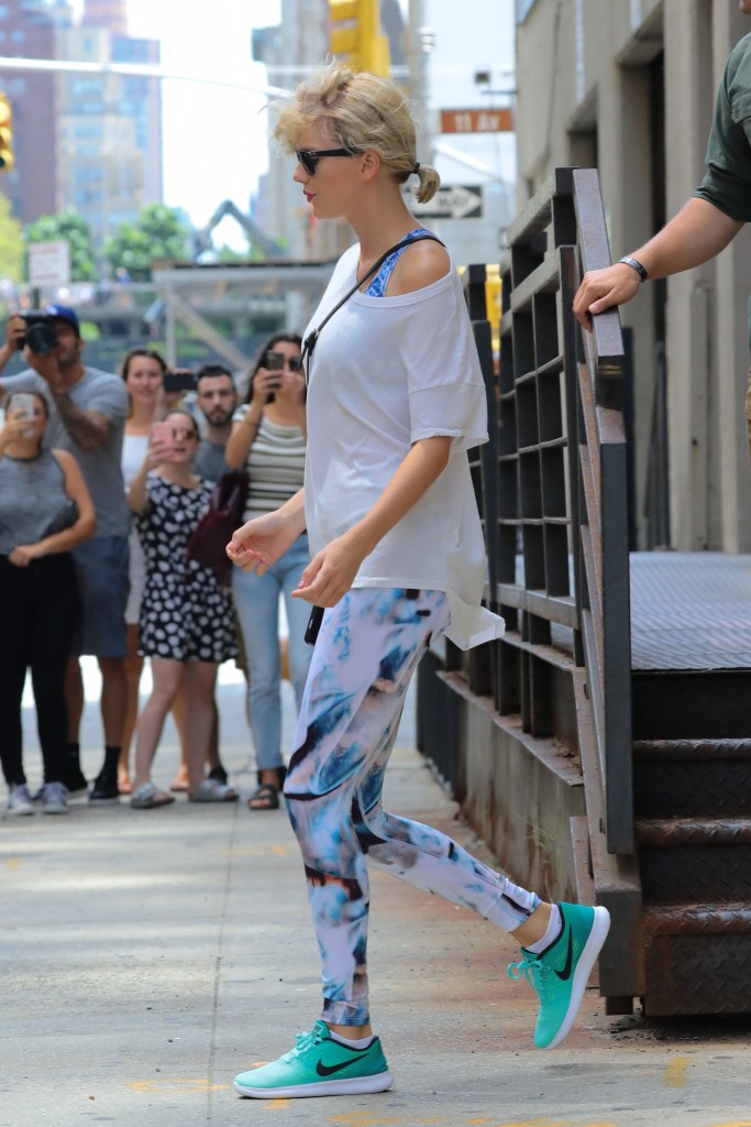 Taylor Swift Сameltoe 21