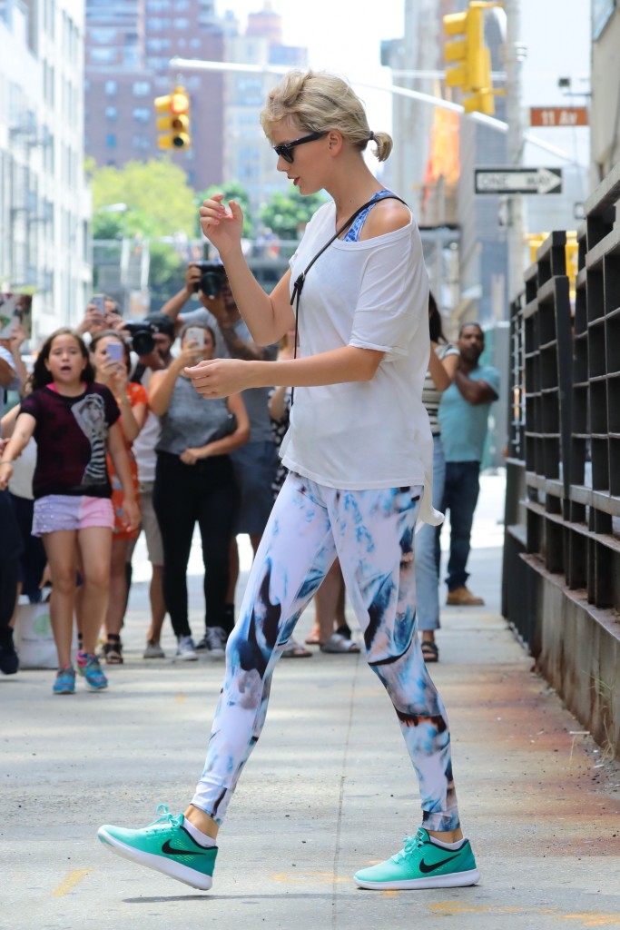 Taylor Swift Сameltoe 22