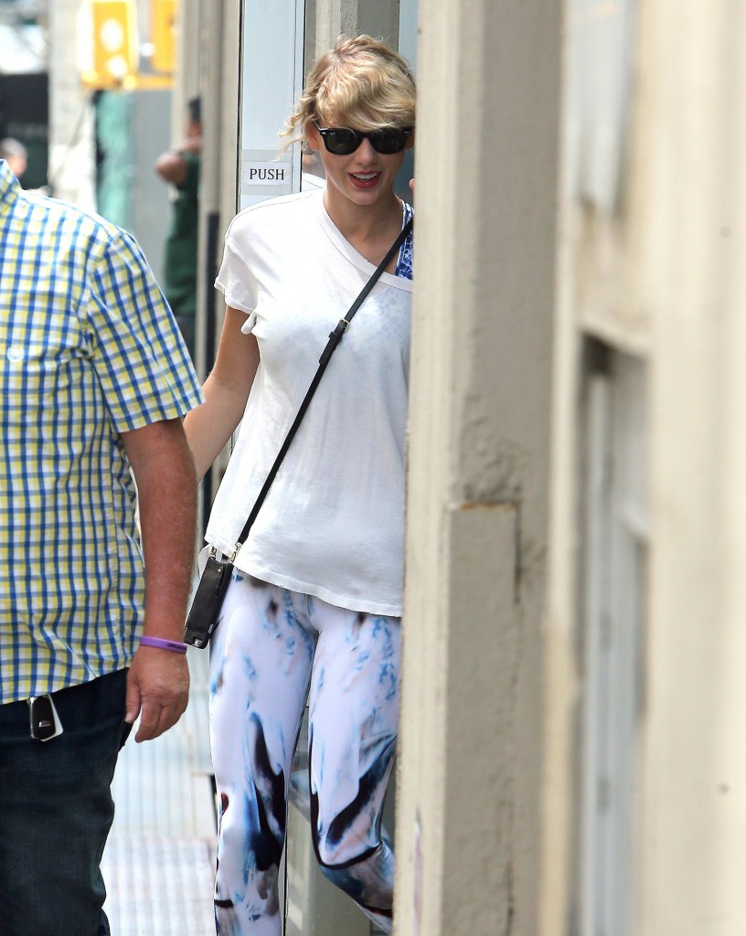 Taylor Swift Сameltoe 4
