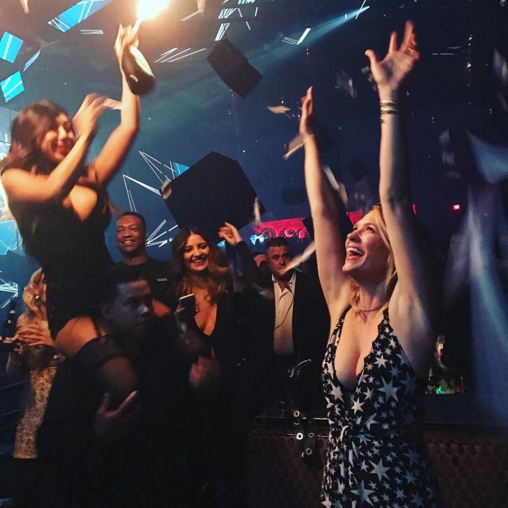 Декольте Дженуари Джонс thefappening.so 1