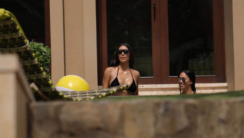 Ким и Кортни Кардашьян в сексуальных образах 11 thefappening.so