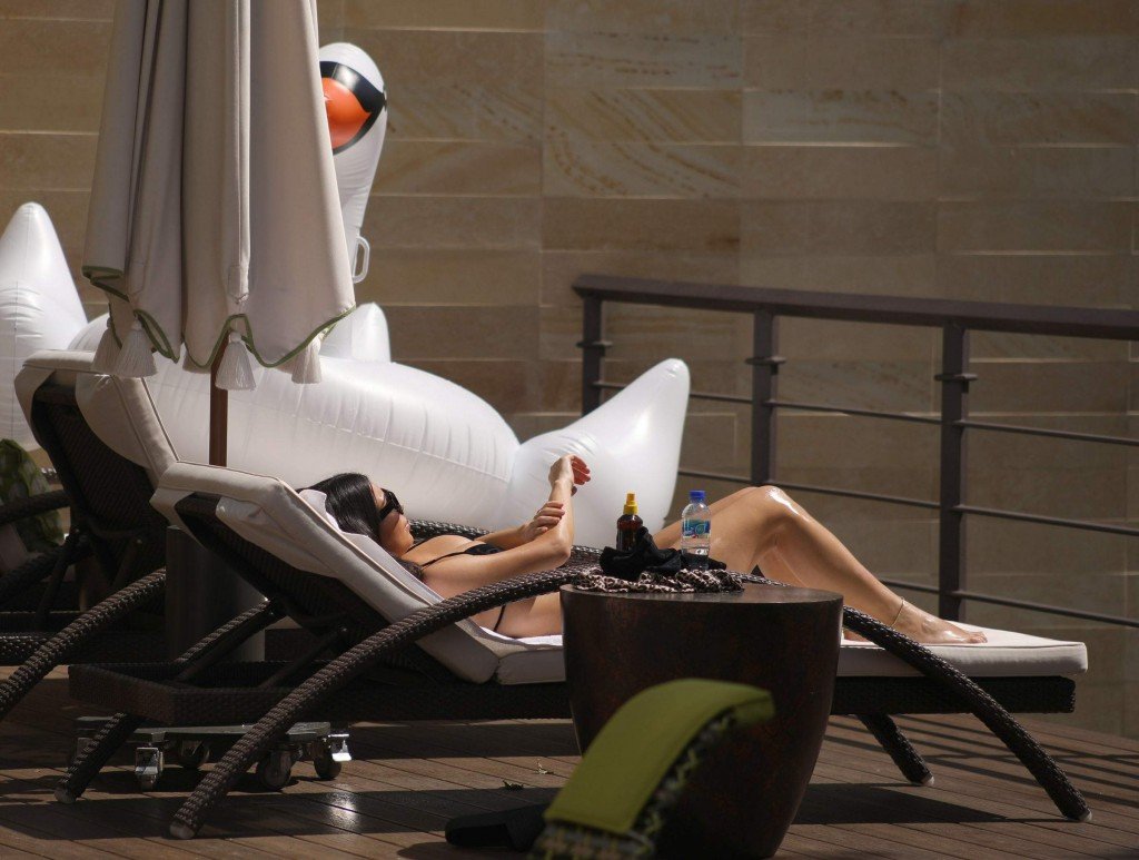 Ким и Кортни Кардашьян в сексуальных образах 14 thefappening.so