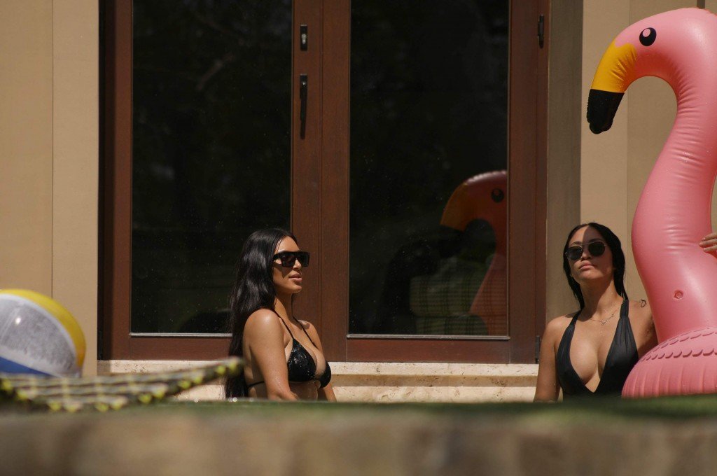 Ким и Кортни Кардашьян в сексуальных образах 9 thefappening.so