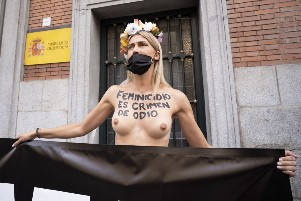 Голые активистки Femen