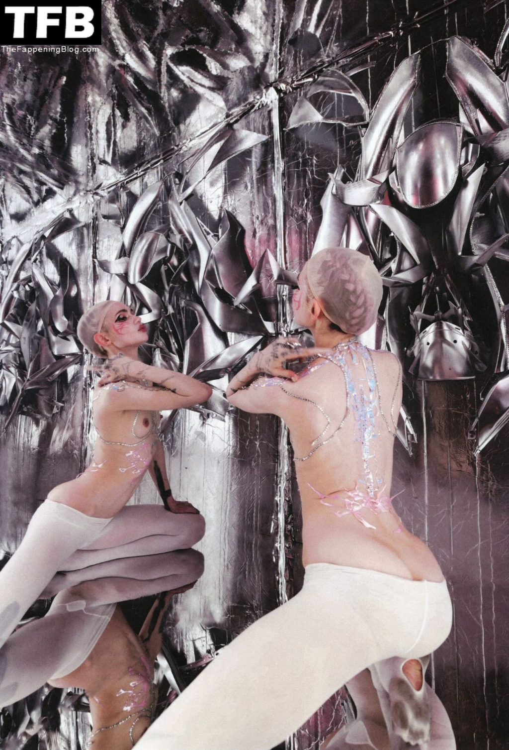 Голая Grimes